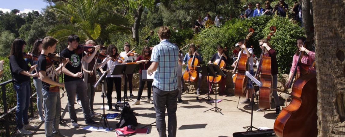 Les enfants de l'école de musique donnent une représentation lors d'un voyage en Barcelone, 2014.